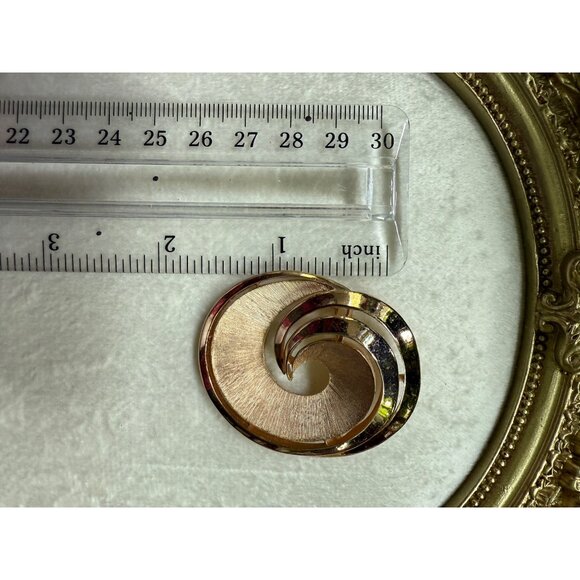 Gold-Tone Swirl Spiral Brooch Pin By Trifari - Picture 3 of 3